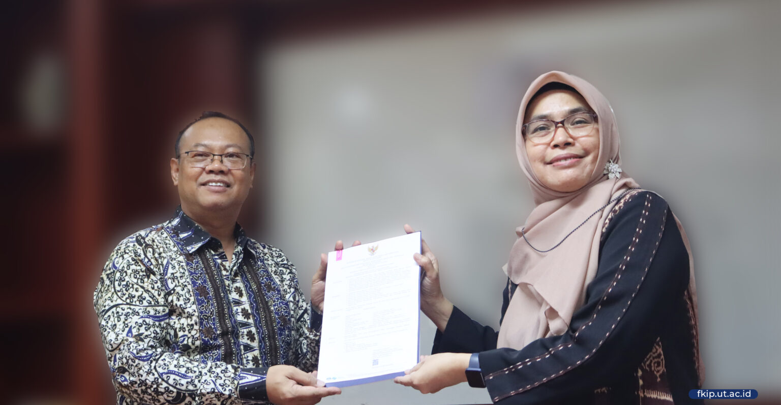 Dekan FKIP Universitas Terbuka Terima SK Guru Besar